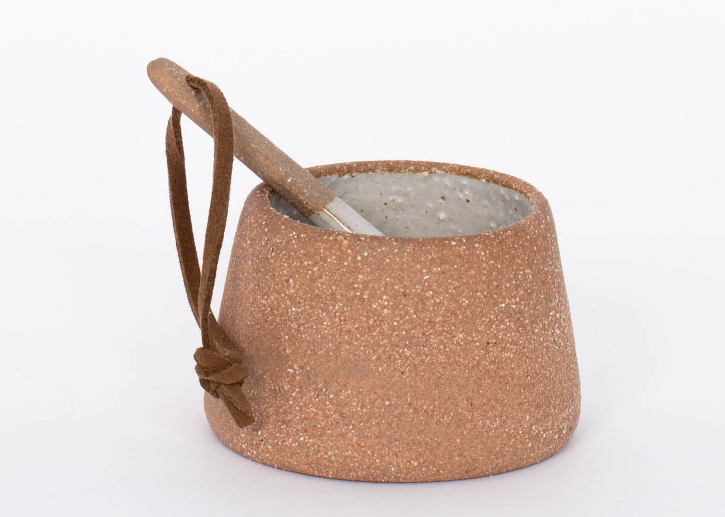 Terracotta Canyon Ceramic Spice Pot by Citrine comes with two tone small spoon with leather handle. 