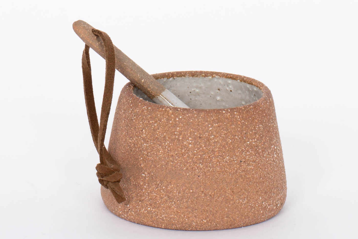 Terracotta Canyon Ceramic Spice Pot by Citrine comes with two tone small spoon with leather handle. 