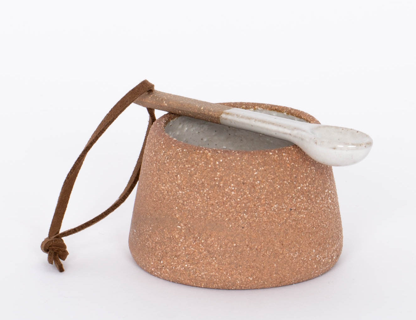 Terracotta Canyon Ceramic Spice Pot by Citrine comes with two tone small spoon with leather handle. 