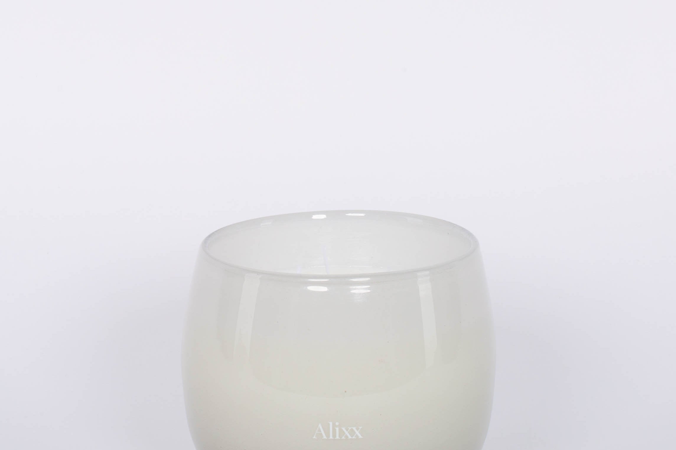 16oz Heure du Thé Ballon candle by Alixx in white. Lily of the valley, water cedar, and musk fragrance. White background.