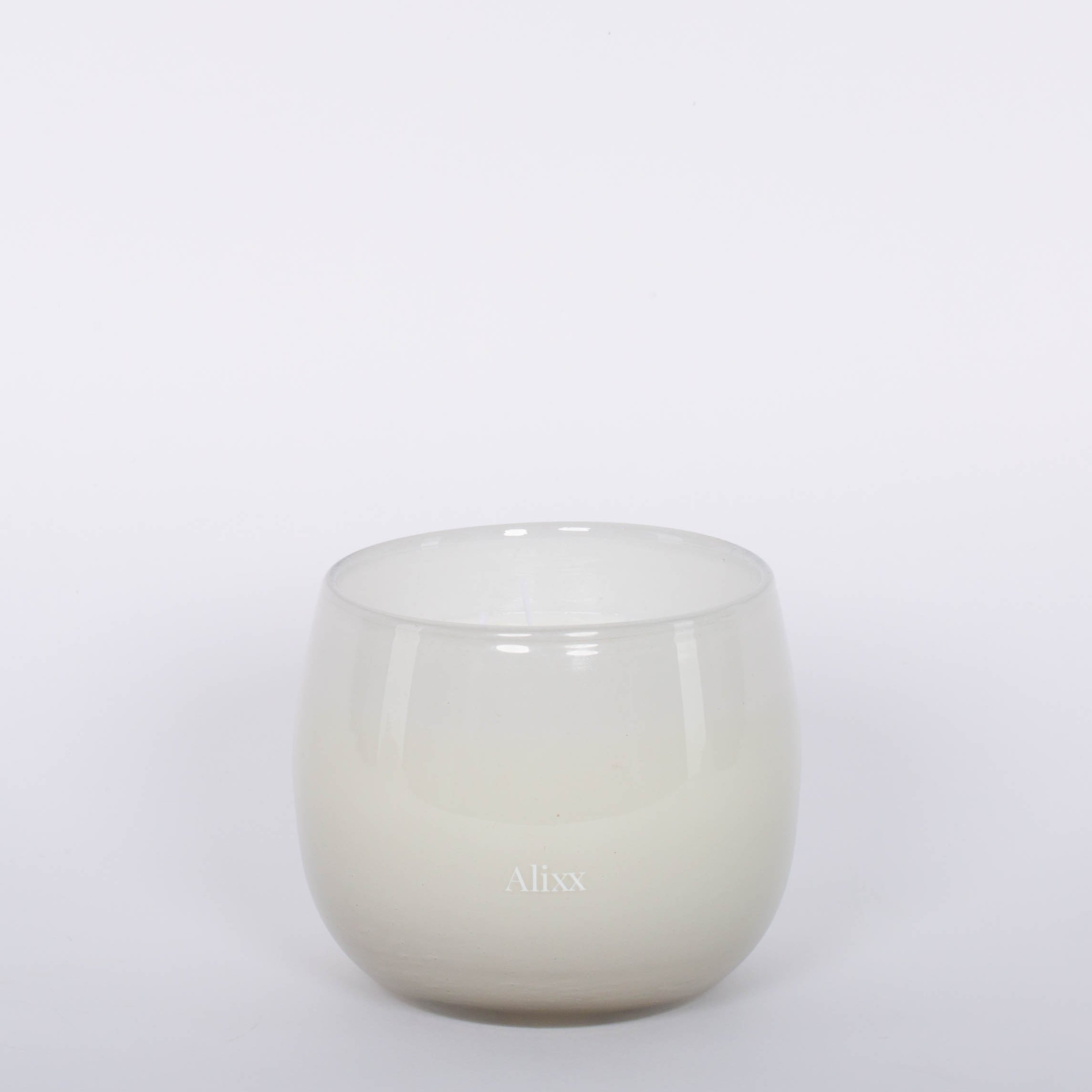 16oz Heure du Thé Ballon candle by Alixx in white. Lily of the valley, water cedar, and musk fragrance. White background.