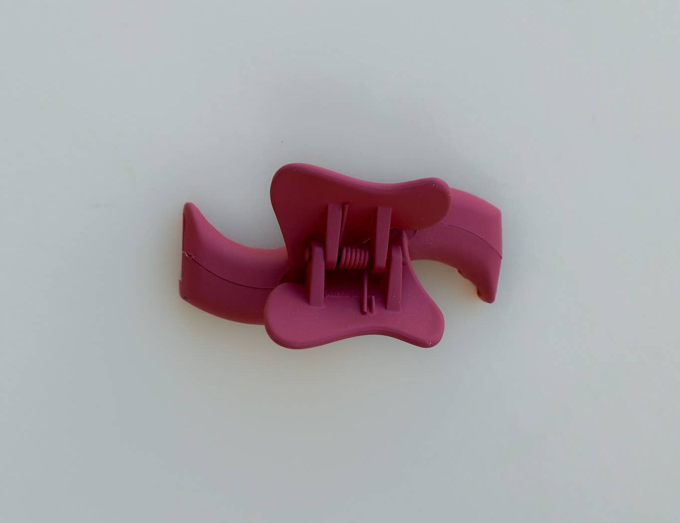 Mini Wavy Hold Everything Claw