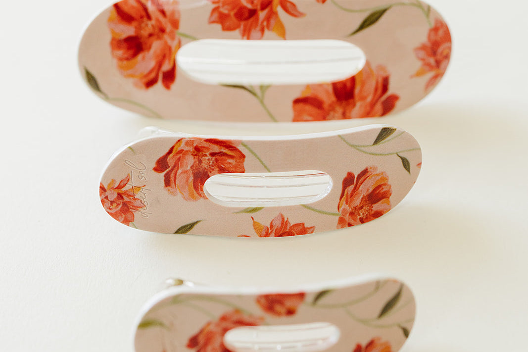 Desert Sol Oval Lay Flat Acrylic Claw Clip in Brushed Sand Floral, shown in Mini, Standard and Classic sizes