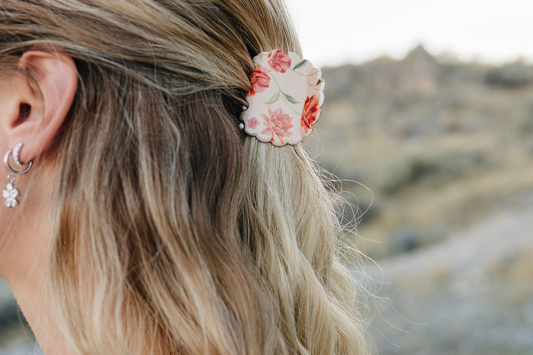 Close up of the Desert Sol Petal Claw Clip in Brushed Sand Floral holding a half up hairstyle