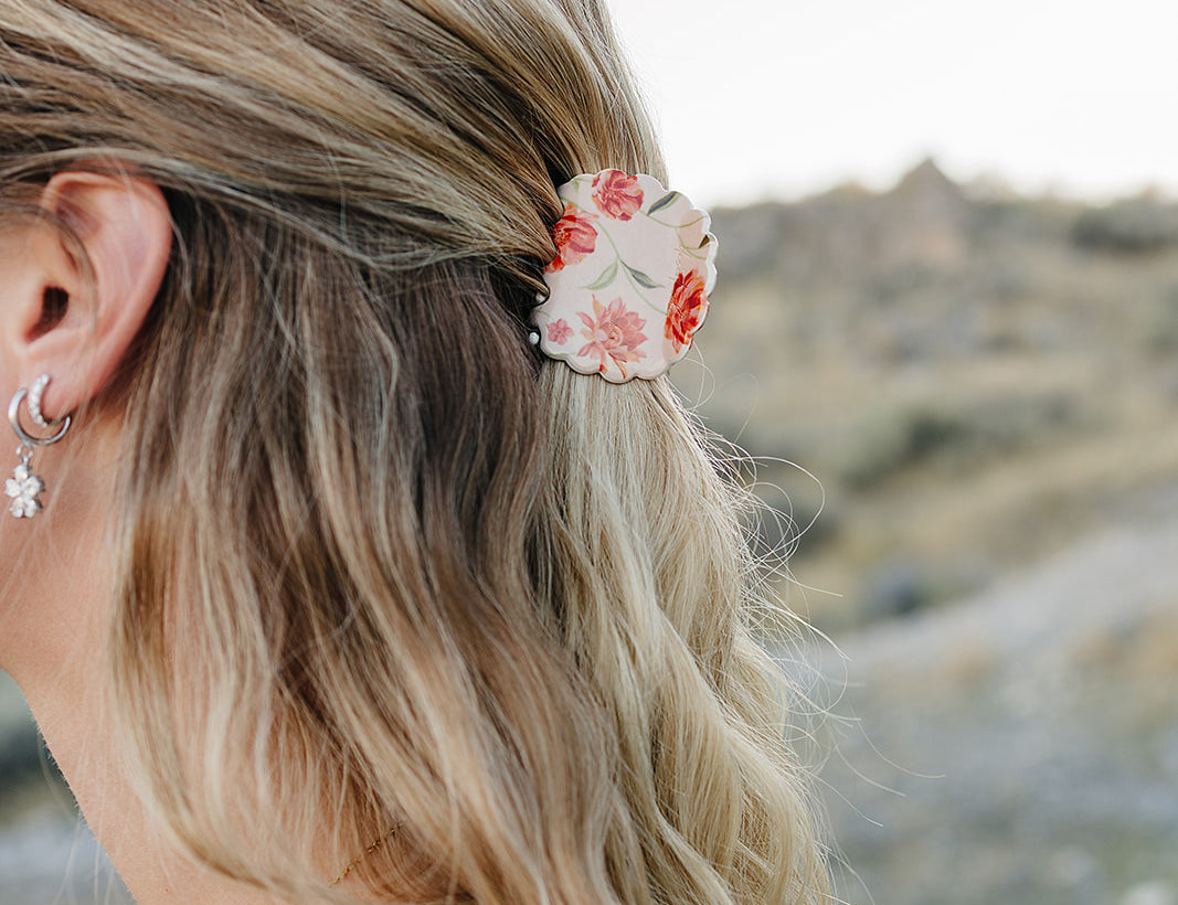 Close up of the Desert Sol Petal Claw Clip in Brushed Sand Floral holding a half up hairstyle