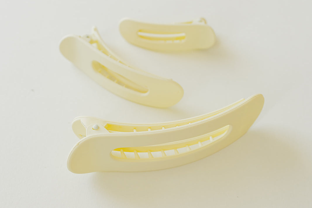 Desert Sol Oval Lay Flat Matte Claw Clip in Buttercream with matching hair accessories