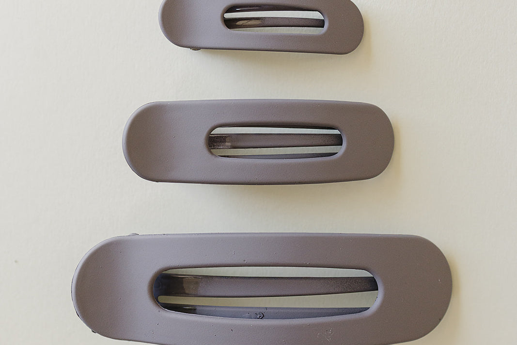 Desert Sol Oval Lay Flat Matte Claw Clip in Grey Lilac, shown in Mini, Standard and Classic sizes