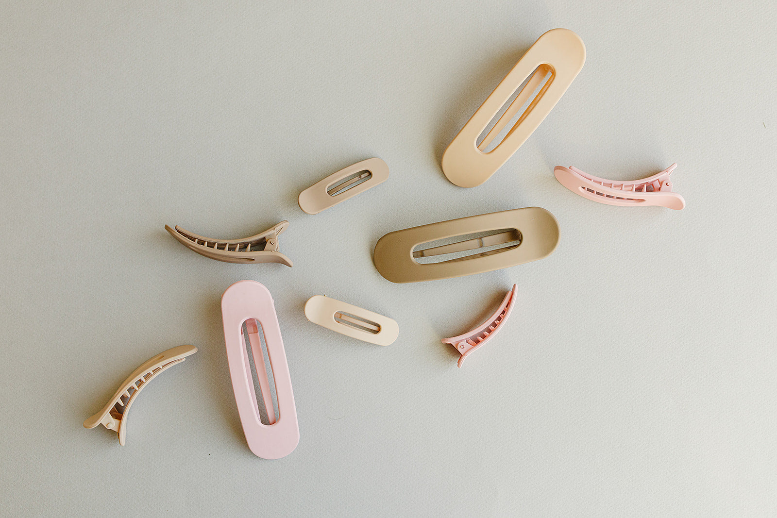 Desert Sol Oval Lay Flat Matte Claw Clips in beige, light pink and light brown with other hair accessories
