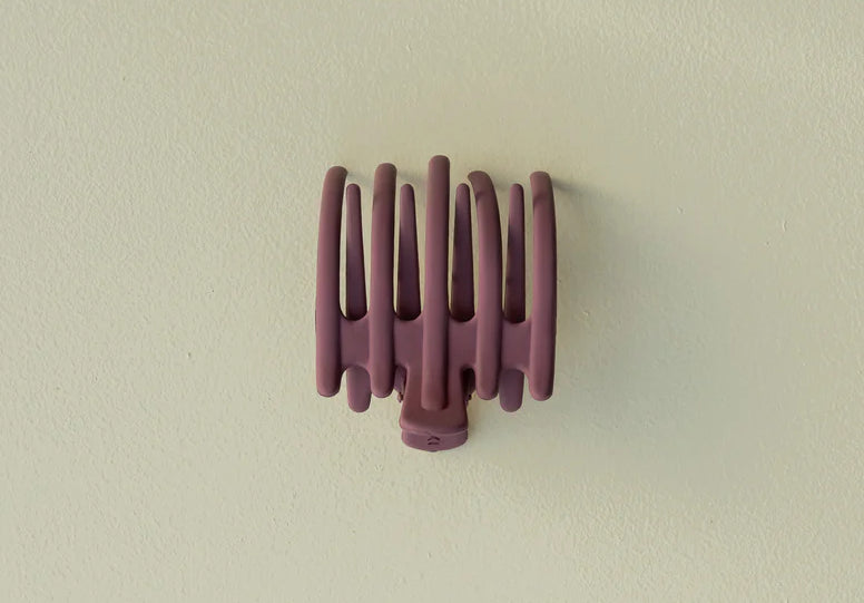 Kaxi Wide Lay Down Claw in mauve, a flat wide-tooth claw clip on a cream background