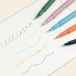 Papier Quintet Fineliners drawing colorful squiggles on white paper