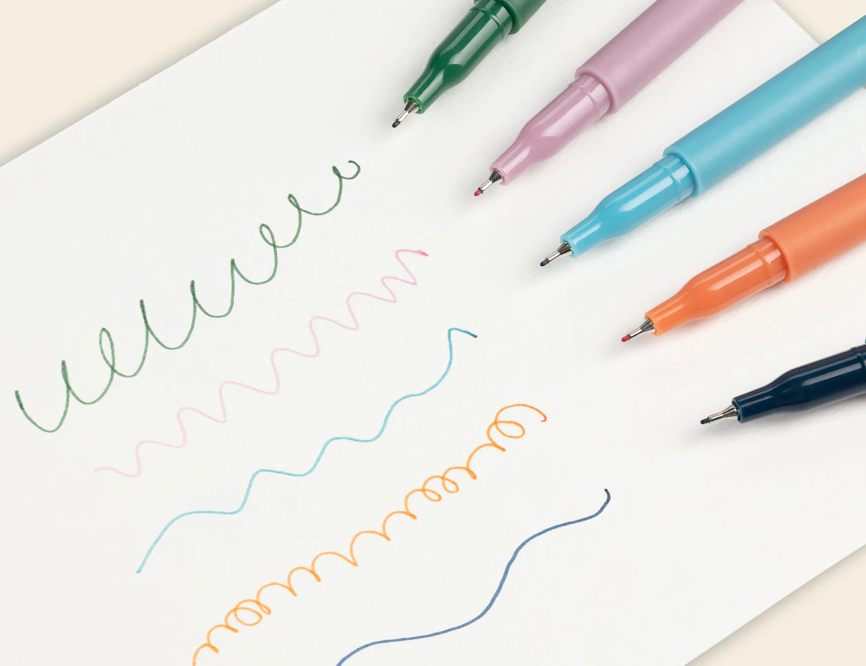 Papier Quintet Fineliners drawing colorful squiggles on white paper