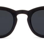 Peepers Beverly Shores Sunglasses in black, close-up of the round frames and dark lenses