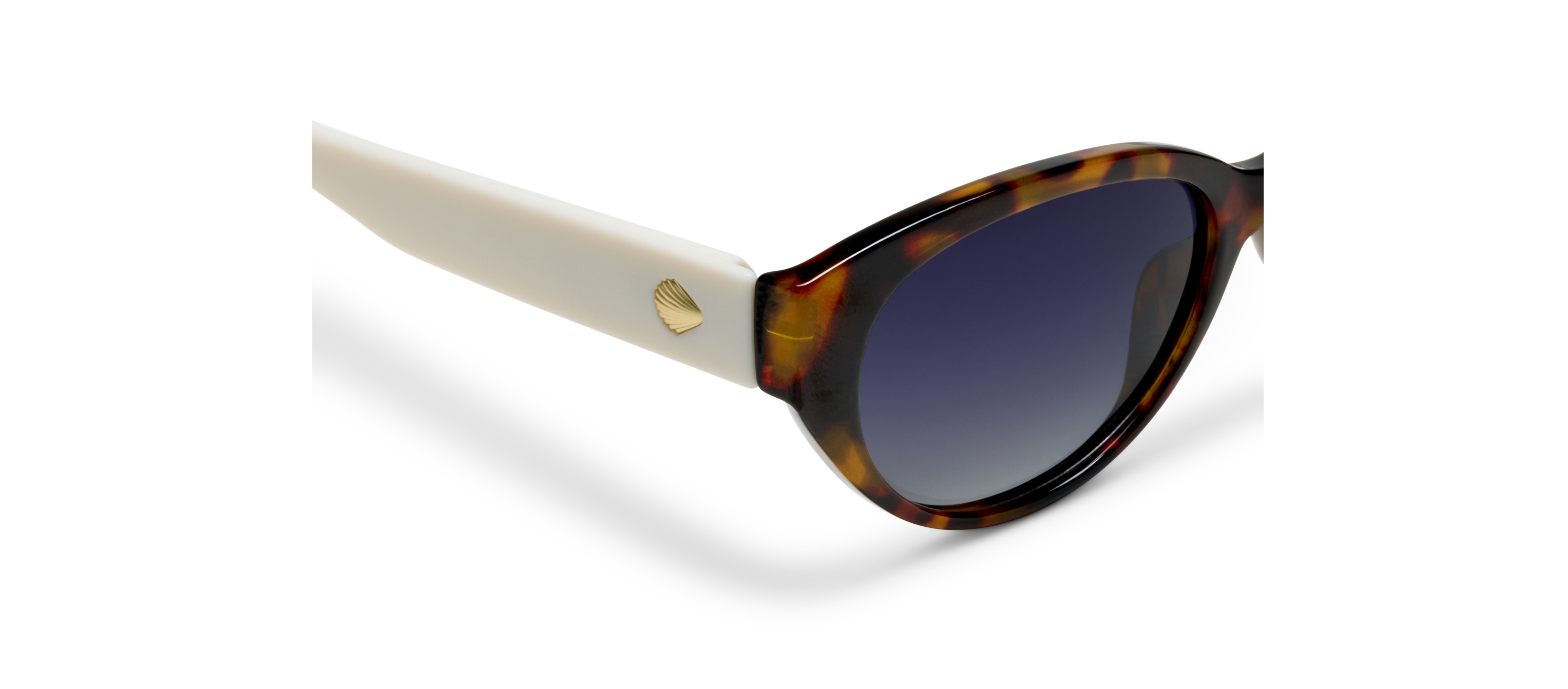 Peepers En Route Sunglasses in Tortoise/White, close-up of the frame corner and hinge