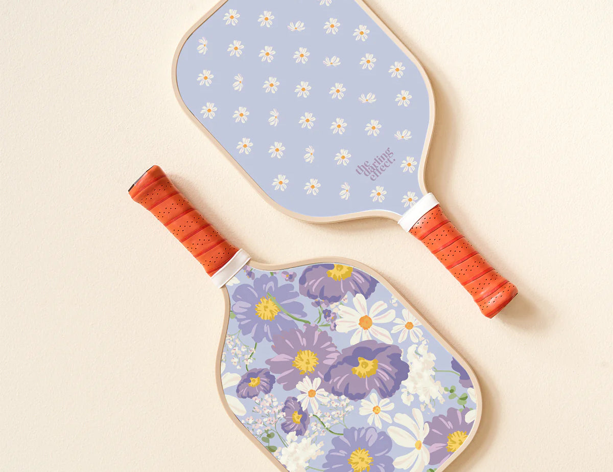 The Darling Effect Pickleball Paddle in Bouquet Beauty Purple, a lavender daisy paddle with a purple floral case